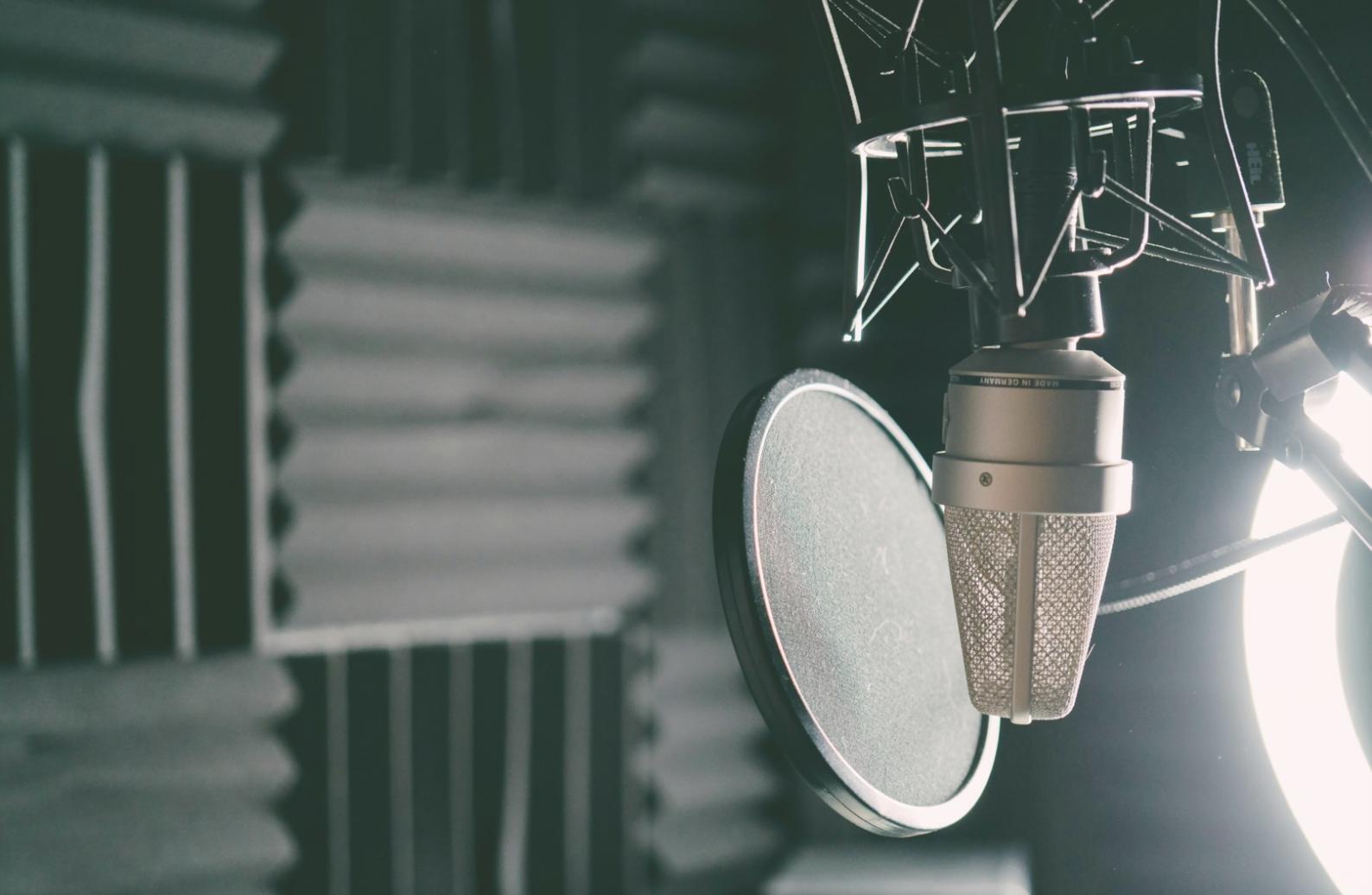 Sound Design Studio mit professioneller Audio-Ausstattung