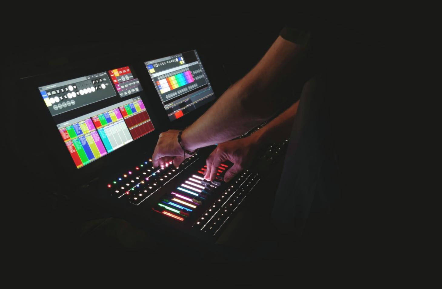 Sound Design Arbeitsumgebung mit professionellem Equipment und Softwareansicht