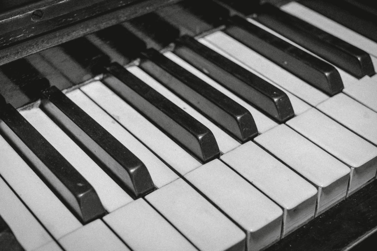 Sound-Design Studio in Hamburg mit professioneller Ausrüstung und Arbeitsplätzen