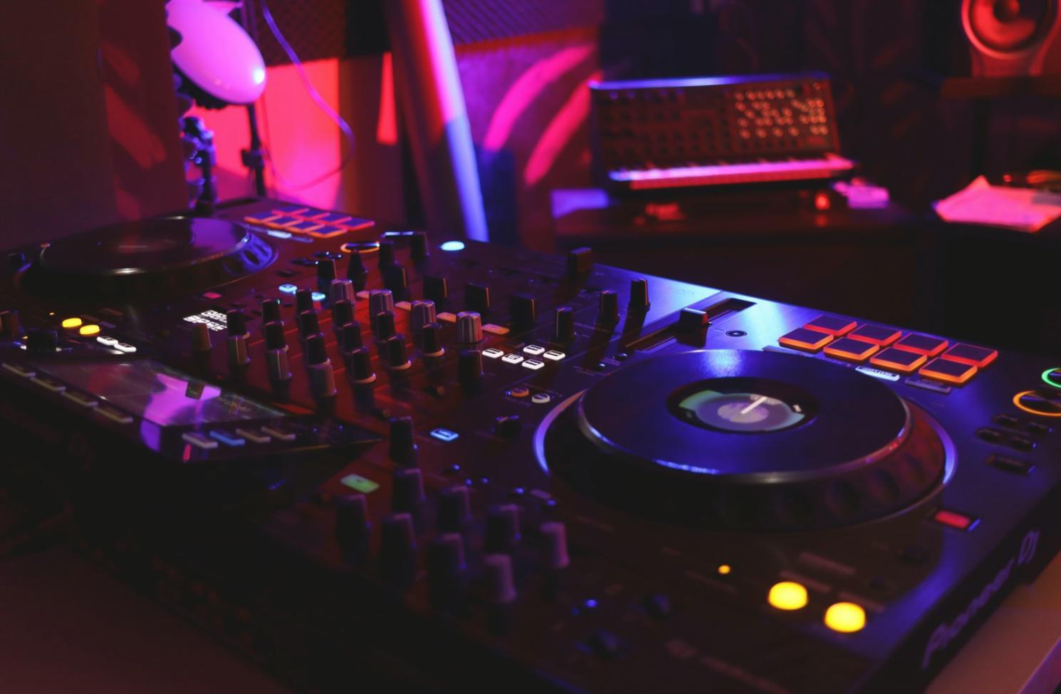 Sound Design Arbeitsumgebung mit professionellem Audio-Equipment